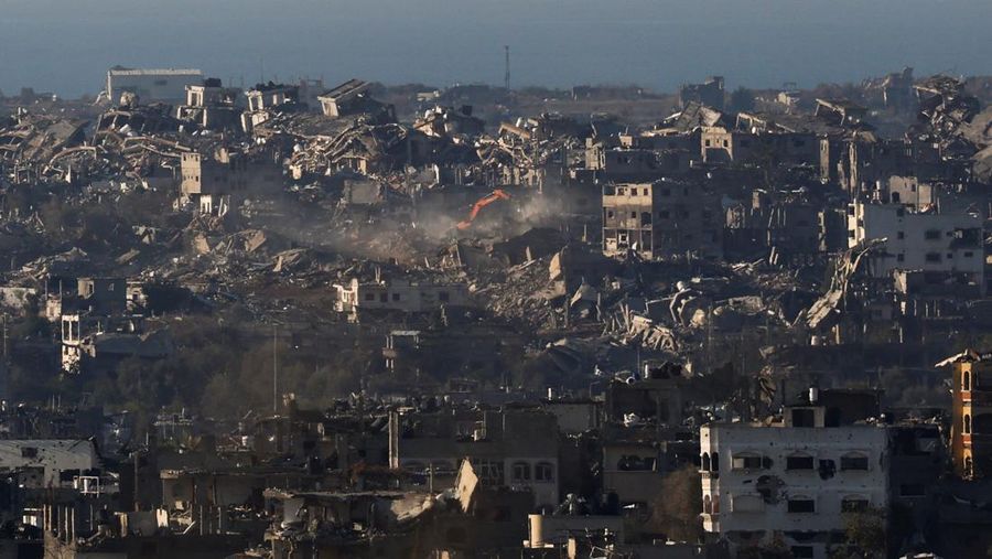 Bangunan-bangunan hancur di dalam Jalur Gaza, di tengah konflik yang sedang berlangsung antara Israel dan Hamas, seperti yang terlihat dari Israel selatan, 1 Januari 2025. (REUTERS/Kai Pfaffenbach)