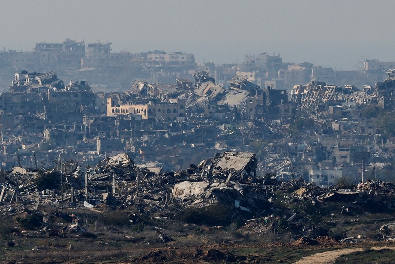 Seorang pria Yahudi Ultra-Ortodoks menyeka wajahnya, dengan latar belakang Gaza utara saat militer Israel melakukan operasi di dalam Jalur Gaza, di tengah konflik yang sedang berlangsung antara Israel dan Hamas, seperti yang terlihat dari Israel selatan, 1 Januari 2025. (REUTERS/Kai Pfaffenbach)