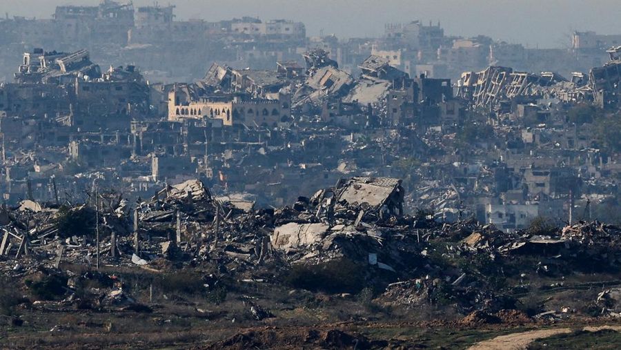 Bangunan-bangunan hancur di Jalur Gaza, di tengah konflik yang sedang berlangsung antara Israel dan Hamas, seperti yang terlihat dari Israel selatan, 2 Januari 2025. (REUTERS/Kai Pfaffenbach)