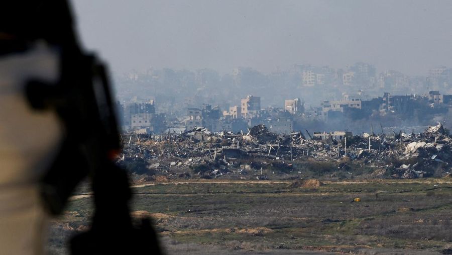 Bangunan-bangunan hancur saat militer Israel melakukan operasi di dalam Jalur Gaza, di tengah konflik yang sedang berlangsung antara Israel dan Hamas, seperti yang terlihat dari Israel selatan, 2 Januari 2025. (REUTERS/Kai Pfaffenbach)