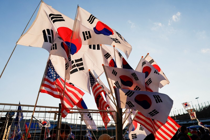 Para pengunjuk rasa pro-Yoon memegang bendera Korea Selatan dan tanda-tanda 'HENTIKAN PENCURIAN' selama unjuk rasa di dekat kediaman resmi Presiden Korea Selatan yang dimakzulkan Yoon Suk Yeol, setelah penyelidik tidak dapat melaksanakan surat perintah penangkapan pada hari Jumat untuk Yeol, menurut Kantor Investigasi Korupsi untuk Pejabat Tinggi, di Seoul, Korea Selatan, 3 Januari 2025. Para pengunjuk rasa pro-Yoon memegang bendera Korea Selatan dan tanda-tanda 'HENTIKAN PENCURIAN' selama unjuk rasa di dekat kediaman resmi Presiden Korea Selatan yang dimakzulkan Yoon Suk Yeol, setelah penyelidik tidak dapat melaksanakan surat perintah penangkapan pada hari Jumat untuk Yeol, menurut Kantor Investigasi Korupsi untuk Pejabat Tinggi, di Seoul, Korea Selatan, 3 Januari 2025. (REUTERS/Kim Soo-hyeon)