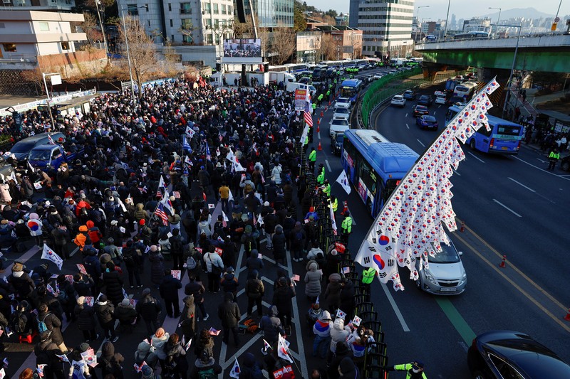 Para pengunjuk rasa pro-Yoon memegang bendera Korea Selatan dan tanda-tanda 'HENTIKAN PENCURIAN' selama unjuk rasa di dekat kediaman resmi Presiden Korea Selatan yang dimakzulkan Yoon Suk Yeol, setelah penyelidik tidak dapat melaksanakan surat perintah penangkapan pada hari Jumat untuk Yeol, menurut Kantor Investigasi Korupsi untuk Pejabat Tinggi, di Seoul, Korea Selatan, 3 Januari 2025. Para pengunjuk rasa pro-Yoon memegang bendera Korea Selatan dan tanda-tanda 'HENTIKAN PENCURIAN' selama unjuk rasa di dekat kediaman resmi Presiden Korea Selatan yang dimakzulkan Yoon Suk Yeol, setelah penyelidik tidak dapat melaksanakan surat perintah penangkapan pada hari Jumat untuk Yeol, menurut Kantor Investigasi Korupsi untuk Pejabat Tinggi, di Seoul, Korea Selatan, 3 Januari 2025. (REUTERS/Kim Soo-hyeon)