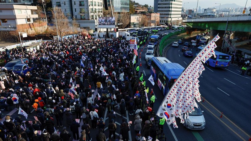 Para pengunjuk rasa pro-Yoon memegang bendera Korea Selatan dan tanda-tanda 'HENTIKAN PENCURIAN' selama unjuk rasa di dekat kediaman resmi Presiden Korea Selatan yang dimakzulkan Yoon Suk Yeol, setelah penyelidik tidak dapat melaksanakan surat perintah penangkapan pada hari Jumat untuk Yeol, menurut Kantor Investigasi Korupsi untuk Pejabat Tinggi, di Seoul, Korea Selatan, 3 Januari 2025. (REUTERS/Kim Soo-hyeon)