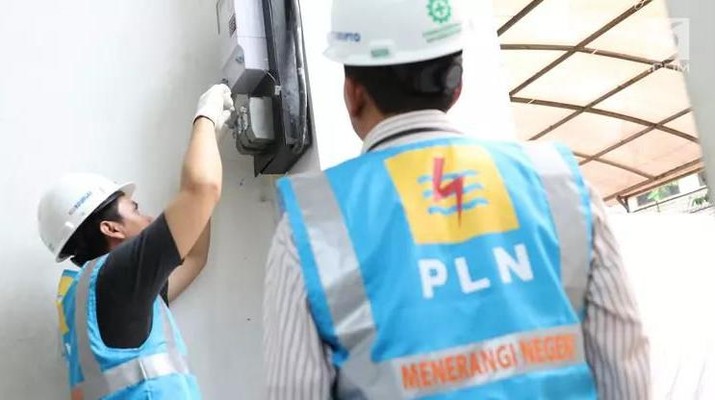 Ilustrasi petugas teknik PLN melakukan penambahan daya listrik rumah milik pelanggan. (Dok PLN)