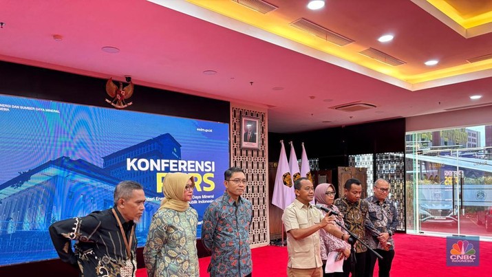 Konferensi Pers Menteri ESDM Bahlil Lahadalia terkait penerapan mandatori Biodiesel 40% (B40) di Gedung Kementerian ESDM, Jakarta, Jumat (03/01/2025). (CNBC Indonesia/Firda Dwi Muliawati)