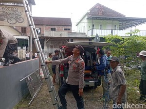 Pria Asal Bekasi Tewas Kesetrum Saat Pasang Wi-Fi di Blitar