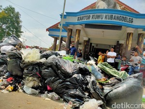 Buntut Protes Warga, DLH Cirebon Tutup Sementara TPA Kubangdeleg