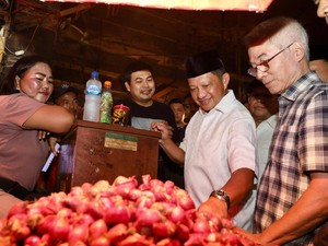 Mendagri Tito Cek Harga Sembako di Pasar Induk Tanah Tinggi Tangerang