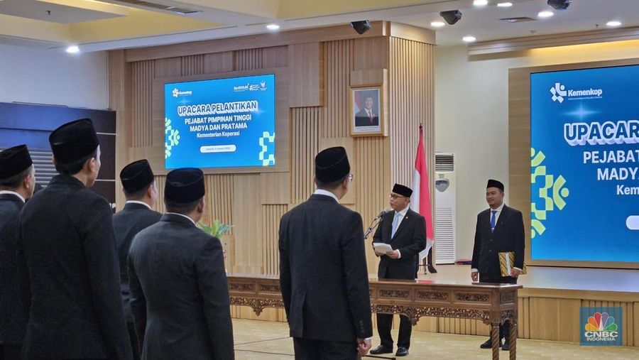 Menteri Koperasi Budi Arie Setiadi melantik pejabat pimpinan tinggi madya dan pratama Kementerian Koperasi (Kemenkop) di aula Kemenkop, Jakarta Selatan, Jumat (3/1/2025). (CNBC Indonesia/Intan Rakhmayanti Dewi)