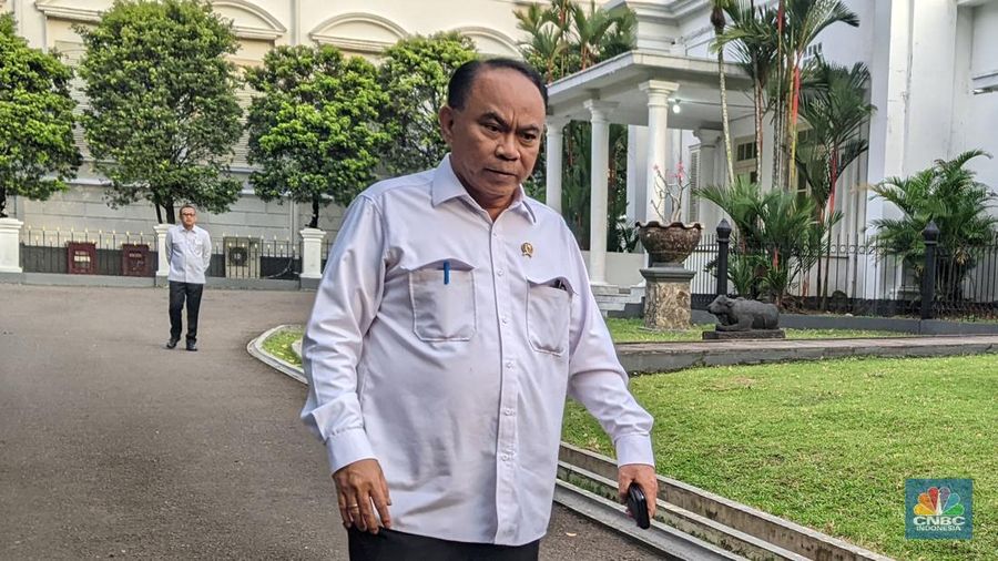 Menteri Koperasi Indonesia Budi Arie Setiadi saat ditemui di Kawasan Istana Bogor, Jumat (3/1/2025). (CNBC Indonesia/Emir Yanwardhana)