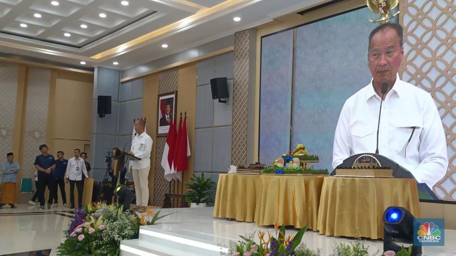 Menteri Perindustrian (Menperin), Agus Gumiwang Kartasasmita saat memberikan keterangan terkait negosiasi pemerintah dengan raksasa teknologi global, Apple di kantor Kemenperin, Jumat (3/1/2025). (CNBC Indonesia/Martyasari Rizky)