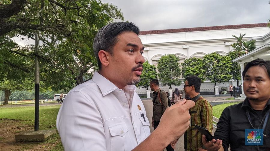 Menteri Usaha Mikro, Kecil, dan Menengah (UMKM) Maman Abdurrahman saat ditemui di Istana Bogor, Jumat (3/1/2025). (CNBC Indonesia/Emir Yanwardhana)