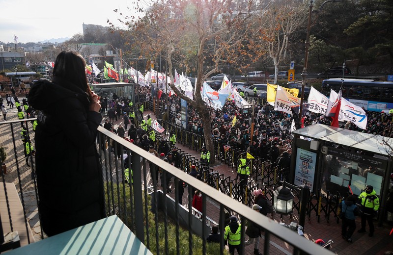 Para pengunjuk rasa pro-Yoon memegang bendera Korea Selatan dan tanda-tanda 'HENTIKAN PENCURIAN' selama unjuk rasa di dekat kediaman resmi Presiden Korea Selatan yang dimakzulkan Yoon Suk Yeol, setelah penyelidik tidak dapat melaksanakan surat perintah penangkapan pada hari Jumat untuk Yeol, menurut Kantor Investigasi Korupsi untuk Pejabat Tinggi, di Seoul, Korea Selatan, 3 Januari 2025. Para pengunjuk rasa pro-Yoon memegang bendera Korea Selatan dan tanda-tanda 'HENTIKAN PENCURIAN' selama unjuk rasa di dekat kediaman resmi Presiden Korea Selatan yang dimakzulkan Yoon Suk Yeol, setelah penyelidik tidak dapat melaksanakan surat perintah penangkapan pada hari Jumat untuk Yeol, menurut Kantor Investigasi Korupsi untuk Pejabat Tinggi, di Seoul, Korea Selatan, 3 Januari 2025. (REUTERS/Kim Soo-hyeon)