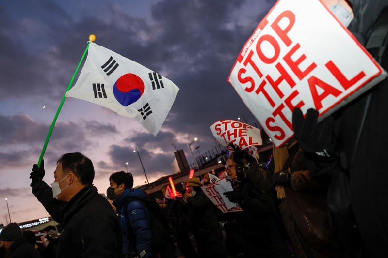Para pengunjuk rasa pro-Yoon memegang bendera Korea Selatan dan tanda-tanda 'HENTIKAN PENCURIAN' selama unjuk rasa di dekat kediaman resmi Presiden Korea Selatan yang dimakzulkan Yoon Suk Yeol, setelah penyelidik tidak dapat melaksanakan surat perintah penangkapan pada hari Jumat untuk Yeol, menurut Kantor Investigasi Korupsi untuk Pejabat Tinggi, di Seoul, Korea Selatan, 3 Januari 2025. Para pengunjuk rasa pro-Yoon memegang bendera Korea Selatan dan tanda-tanda 'HENTIKAN PENCURIAN' selama unjuk rasa di dekat kediaman resmi Presiden Korea Selatan yang dimakzulkan Yoon Suk Yeol, setelah penyelidik tidak dapat melaksanakan surat perintah penangkapan pada hari Jumat untuk Yeol, menurut Kantor Investigasi Korupsi untuk Pejabat Tinggi, di Seoul, Korea Selatan, 3 Januari 2025. (REUTERS/Kim Soo-hyeon)