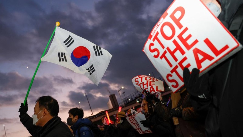 Para pengunjuk rasa pro-Yoon memegang bendera Korea Selatan dan tanda-tanda 'HENTIKAN PENCURIAN' selama unjuk rasa di dekat kediaman resmi Presiden Korea Selatan yang dimakzulkan Yoon Suk Yeol, setelah penyelidik tidak dapat melaksanakan surat perintah penangkapan pada hari Jumat untuk Yeol, menurut Kantor Investigasi Korupsi untuk Pejabat Tinggi, di Seoul, Korea Selatan, 3 Januari 2025. (REUTERS/Kim Soo-hyeon)