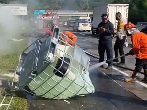 Penampakan Bahan Kimia Tumpah Saat Laka Beruntun di Tol Ungaran