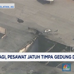 Video : Pesawat Jatuh Timpa Gedung di California