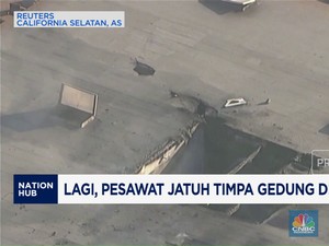 Video : Pesawat Jatuh Timpa Gedung di California