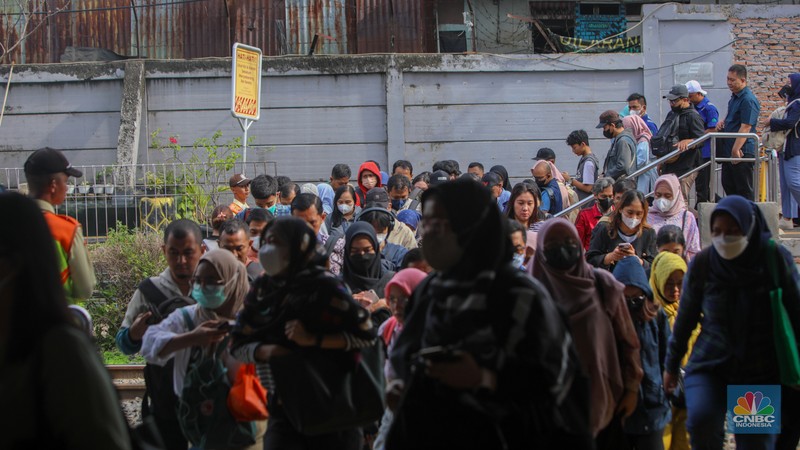 PT Kereta Api Indonesia (Persero) memastikan Stasiun Karet yang berlokasi di Jalan KH Mas Mansyur, Kecamatan Tanah Abang, Jakarta Pusat akan ditutup. (CNBC Indonesia/Faisal Rahman) PT Kereta Api Indonesia (Persero) memastikan Stasiun Karet yang berlokasi di Jalan KH Mas Mansyur, Kecamatan Tanah Abang, Jakarta Pusat akan ditutup. (CNBC Indonesia/Faisal Rahman)