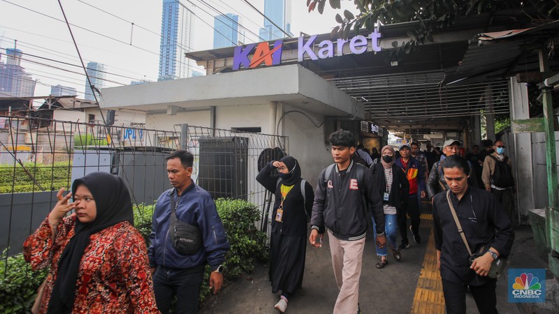 PT Kereta Api Indonesia (Persero) memastikan Stasiun Karet yang berlokasi di Jalan KH Mas Mansyur, Kecamatan Tanah Abang, Jakarta Pusat akan ditutup. (CNBC Indonesia/Faisal Rahman) PT Kereta Api Indonesia (Persero) memastikan Stasiun Karet yang berlokasi di Jalan KH Mas Mansyur, Kecamatan Tanah Abang, Jakarta Pusat akan ditutup. (CNBC Indonesia/Faisal Rahman)