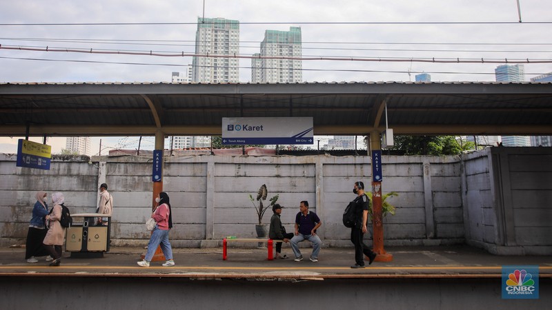 PT Kereta Api Indonesia (Persero) memastikan Stasiun Karet yang berlokasi di Jalan KH Mas Mansyur, Kecamatan Tanah Abang, Jakarta Pusat akan ditutup. (CNBC Indonesia/Faisal Rahman) PT Kereta Api Indonesia (Persero) memastikan Stasiun Karet yang berlokasi di Jalan KH Mas Mansyur, Kecamatan Tanah Abang, Jakarta Pusat akan ditutup. (CNBC Indonesia/Faisal Rahman)