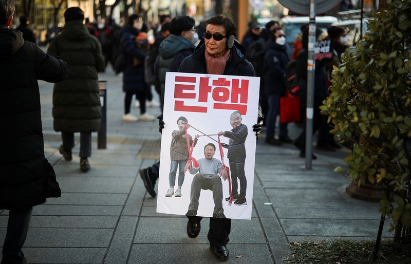 Para pengunjuk rasa pro-Yoon memegang bendera Korea Selatan dan tanda-tanda 'HENTIKAN PENCURIAN' selama unjuk rasa di dekat kediaman resmi Presiden Korea Selatan yang dimakzulkan Yoon Suk Yeol, setelah penyelidik tidak dapat melaksanakan surat perintah penangkapan pada hari Jumat untuk Yeol, menurut Kantor Investigasi Korupsi untuk Pejabat Tinggi, di Seoul, Korea Selatan, 3 Januari 2025. Para pengunjuk rasa pro-Yoon memegang bendera Korea Selatan dan tanda-tanda 'HENTIKAN PENCURIAN' selama unjuk rasa di dekat kediaman resmi Presiden Korea Selatan yang dimakzulkan Yoon Suk Yeol, setelah penyelidik tidak dapat melaksanakan surat perintah penangkapan pada hari Jumat untuk Yeol, menurut Kantor Investigasi Korupsi untuk Pejabat Tinggi, di Seoul, Korea Selatan, 3 Januari 2025. (REUTERS/Kim Soo-hyeon)