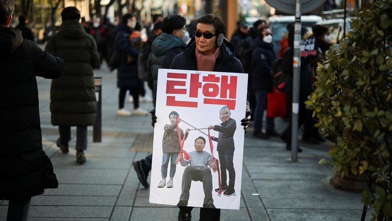 Para pengunjuk rasa pro-Yoon memegang bendera Korea Selatan dan tanda-tanda 'HENTIKAN PENCURIAN' selama unjuk rasa di dekat kediaman resmi Presiden Korea Selatan yang dimakzulkan Yoon Suk Yeol, setelah penyelidik tidak dapat melaksanakan surat perintah penangkapan pada hari Jumat untuk Yeol, menurut Kantor Investigasi Korupsi untuk Pejabat Tinggi, di Seoul, Korea Selatan, 3 Januari 2025. (REUTERS/Kim Soo-hyeon)