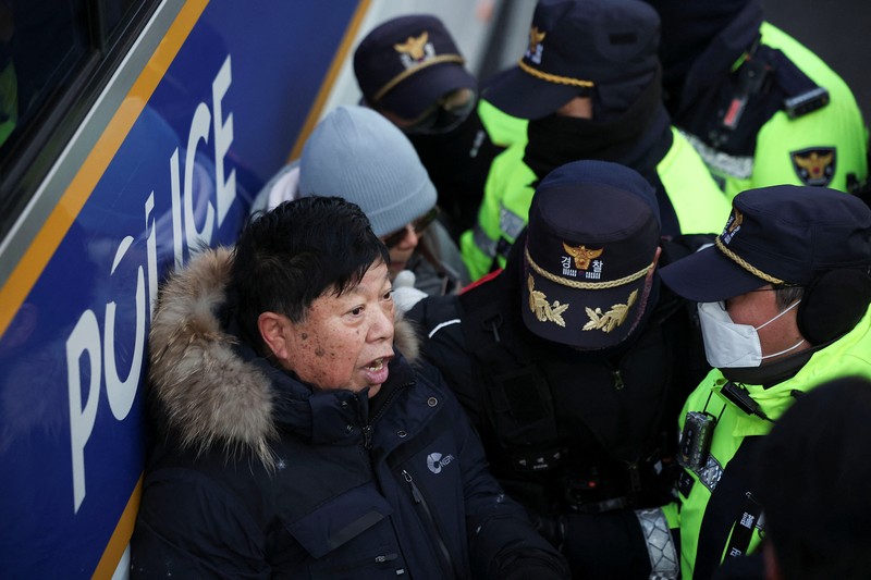 SOUTHKOREA-POLITICS/ Vehicles believed to be of investigators from the Corruption Investigation Office for High-ranking Officials arrive at the impeached South Korean President Yoon Suk Yeol's official residence as Yoon faces potential arrest after a court-approved warrant, in Seoul, South Korea, January 3, 2025. Yonhap/via REUTERS ATTENTION EDITORS - THIS IMAGE HAS BEEN SUPPLIED BY A THIRD PARTY. NO RESALES. NO ARCHIVE. SOUTH KOREA OUT. NO COMMERCIAL OR EDITORIAL SALES IN SOUTH KOREA.