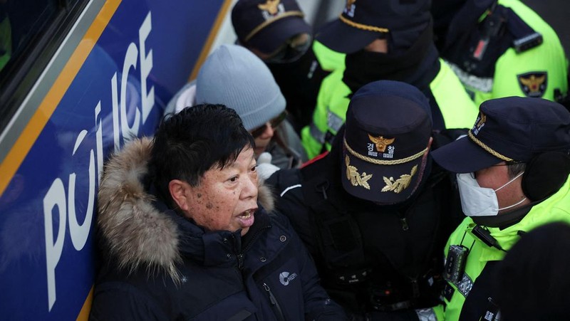 Vehicles believed to be of investigators from the Corruption Investigation Office for High-ranking Officials arrive at the impeached South Korean President Yoon Suk Yeol's official residence as Yoon faces potential arrest after a court-approved warrant, in Seoul, South Korea, January 3, 2025.     Yonhap/via REUTERS  ATTENTION EDITORS - THIS IMAGE HAS BEEN SUPPLIED BY A THIRD PARTY. NO RESALES. NO ARCHIVE. SOUTH KOREA OUT. NO COMMERCIAL OR EDITORIAL SALES IN SOUTH KOREA.