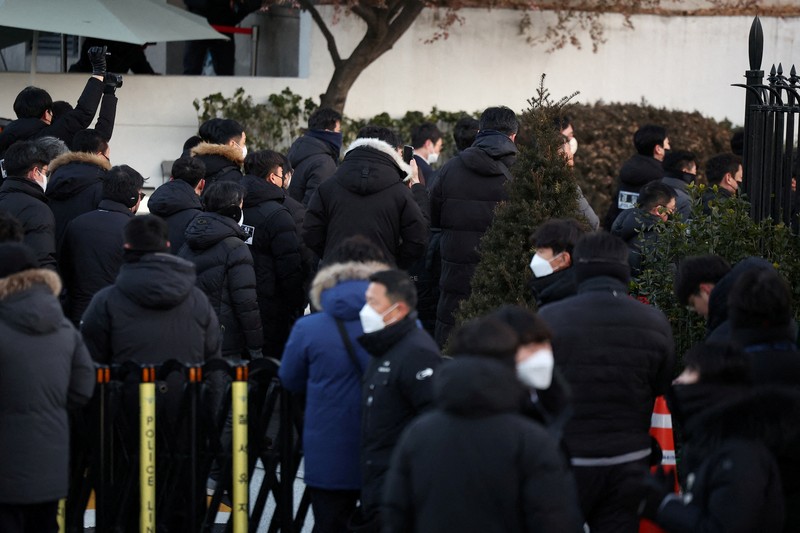 SOUTHKOREA-POLITICS/ Vehicles believed to be of investigators from the Corruption Investigation Office for High-ranking Officials arrive at the impeached South Korean President Yoon Suk Yeol's official residence as Yoon faces potential arrest after a court-approved warrant, in Seoul, South Korea, January 3, 2025. Yonhap/via REUTERS ATTENTION EDITORS - THIS IMAGE HAS BEEN SUPPLIED BY A THIRD PARTY. NO RESALES. NO ARCHIVE. SOUTH KOREA OUT. NO COMMERCIAL OR EDITORIAL SALES IN SOUTH KOREA.