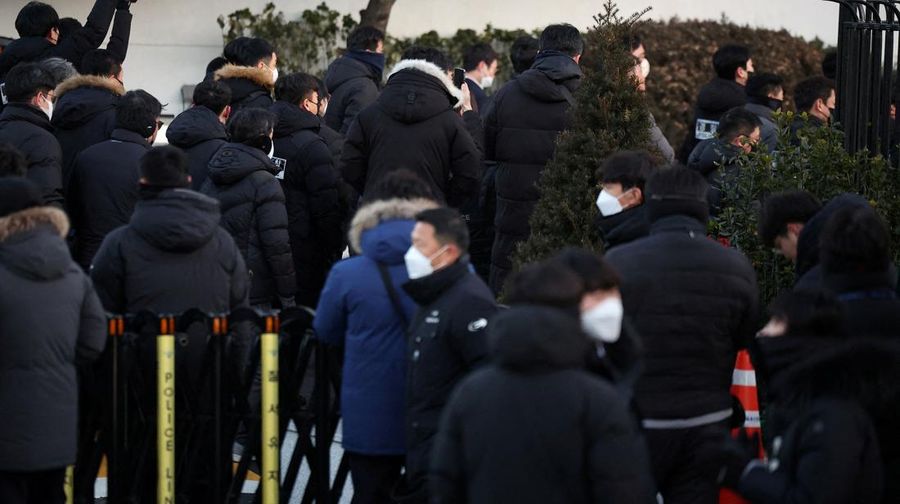 Vehicles believed to be of investigators from the Corruption Investigation Office for High-ranking Officials arrive at the impeached South Korean President Yoon Suk Yeol's official residence as Yoon faces potential arrest after a court-approved warrant, in Seoul, South Korea, January 3, 2025.     Yonhap/via REUTERS  ATTENTION EDITORS - THIS IMAGE HAS BEEN SUPPLIED BY A THIRD PARTY. NO RESALES. NO ARCHIVE. SOUTH KOREA OUT. NO COMMERCIAL OR EDITORIAL SALES IN SOUTH KOREA.