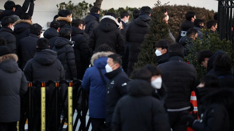 Vehicles believed to be of investigators from the Corruption Investigation Office for High-ranking Officials arrive at the impeached South Korean President Yoon Suk Yeol's official residence as Yoon faces potential arrest after a court-approved warrant, in Seoul, South Korea, January 3, 2025.     Yonhap/via REUTERS  ATTENTION EDITORS - THIS IMAGE HAS BEEN SUPPLIED BY A THIRD PARTY. NO RESALES. NO ARCHIVE. SOUTH KOREA OUT. NO COMMERCIAL OR EDITORIAL SALES IN SOUTH KOREA.