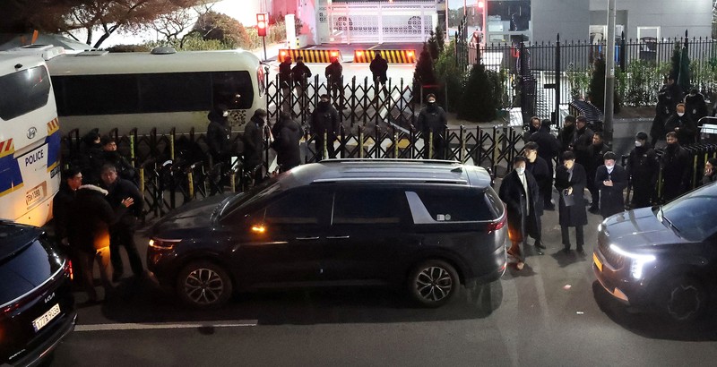 SOUTHKOREA-POLITICS/ Vehicles believed to be of investigators from the Corruption Investigation Office for High-ranking Officials arrive at the impeached South Korean President Yoon Suk Yeol's official residence as Yoon faces potential arrest after a court-approved warrant, in Seoul, South Korea, January 3, 2025. Yonhap/via REUTERS ATTENTION EDITORS - THIS IMAGE HAS BEEN SUPPLIED BY A THIRD PARTY. NO RESALES. NO ARCHIVE. SOUTH KOREA OUT. NO COMMERCIAL OR EDITORIAL SALES IN SOUTH KOREA.