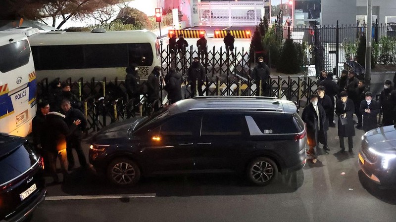 Vehicles believed to be of investigators from the Corruption Investigation Office for High-ranking Officials arrive at the impeached South Korean President Yoon Suk Yeol's official residence as Yoon faces potential arrest after a court-approved warrant, in Seoul, South Korea, January 3, 2025.     Yonhap/via REUTERS  ATTENTION EDITORS - THIS IMAGE HAS BEEN SUPPLIED BY A THIRD PARTY. NO RESALES. NO ARCHIVE. SOUTH KOREA OUT. NO COMMERCIAL OR EDITORIAL SALES IN SOUTH KOREA.