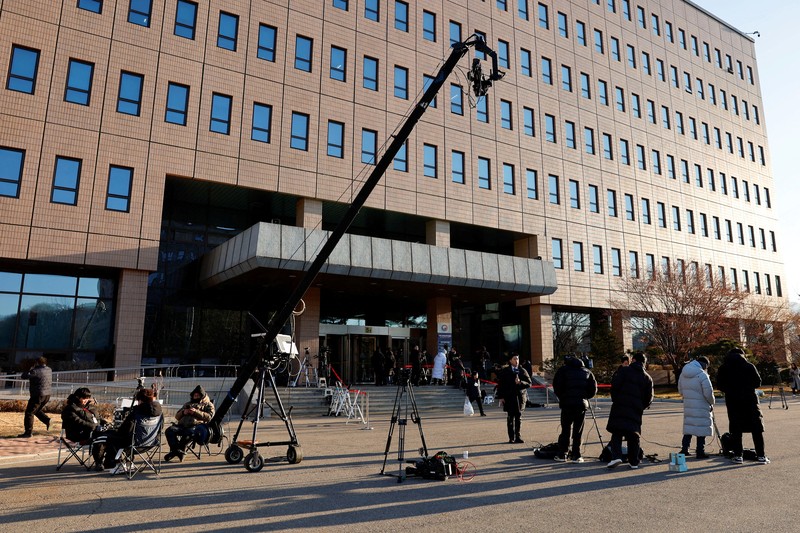 Vehicles believed to be of investigators from the Corruption Investigation Office for High-ranking Officials arrive at the impeached South Korean President Yoon Suk Yeol's official residence as Yoon faces potential arrest after a court-approved warrant, in Seoul, South Korea, January 3, 2025.     Yonhap/via REUTERS  ATTENTION EDITORS - THIS IMAGE HAS BEEN SUPPLIED BY A THIRD PARTY. NO RESALES. NO ARCHIVE. SOUTH KOREA OUT. NO COMMERCIAL OR EDITORIAL SALES IN SOUTH KOREA.