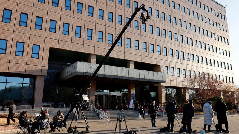 Vehicles believed to be of investigators from the Corruption Investigation Office for High-ranking Officials arrive at the impeached South Korean President Yoon Suk Yeol's official residence as Yoon faces potential arrest after a court-approved warrant, in Seoul, South Korea, January 3, 2025.     Yonhap/via REUTERS  ATTENTION EDITORS - THIS IMAGE HAS BEEN SUPPLIED BY A THIRD PARTY. NO RESALES. NO ARCHIVE. SOUTH KOREA OUT. NO COMMERCIAL OR EDITORIAL SALES IN SOUTH KOREA.