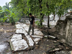 Bruk! Tembok Taman Makam Pahlawan Gresik Sepanjang 30 Meter Ambruk