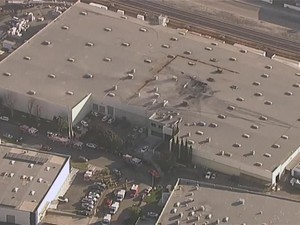 Video: Pesawat Jatuh di Gudang Mebel di California, 2 Orang Tewas