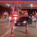Bus Tiba-Tiba Oleng Tabrak Fortuner dan Gerbang Tol, 33 Orang Luka