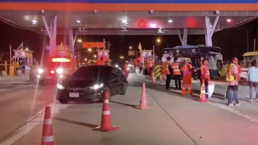 33 orang terluka setelah bus wisata Rusia menabrak pintu tol Pattaya. (Reuters TV)