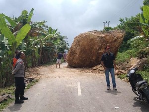 Batu Besar Longsor di Belu, Tutupi Jalan Penghubung Indonesia-Timor Leste