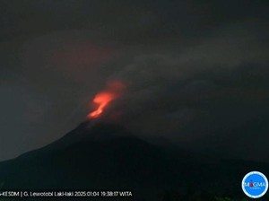 Gunung Lewotobi Laki-laki Meletus, Tampak Merah Pijar di Gelap Malam