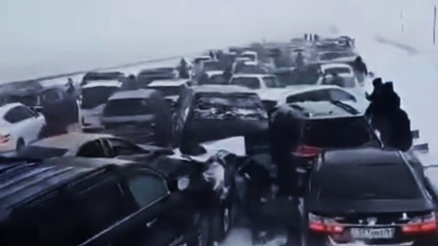 Kecelakaan berantai yang melibatkan sedikitnya 100 kendaraan terjadi di Kazakhstan akibat badai salju yang kuat dan jarak pandang yang buruk. (Tangkapan layar instagram @trtworld)