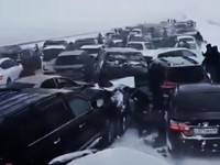 Tabrakan Beruntun 95 Kendaraan di Tol, Mobil Remuk Saling Tubruk