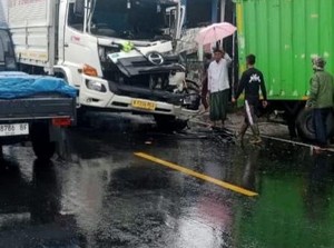 Tronton Tabrak Truk-4 Motor di Sukabumi, 1 Orang Luka di Kepala