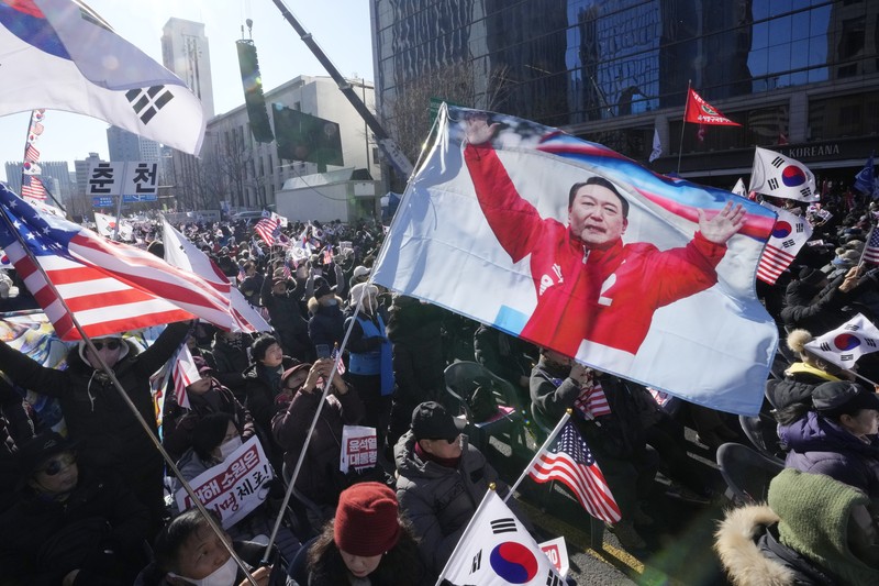 Massa yang tergabung dalam pendukung Presiden Korea Selatan Yoon Suk-yeol melakukan unjuk rasa di Seoul, Korea Selatan, Sabtu (4/1/2025). (AP Photo/Ahn Young-joon)