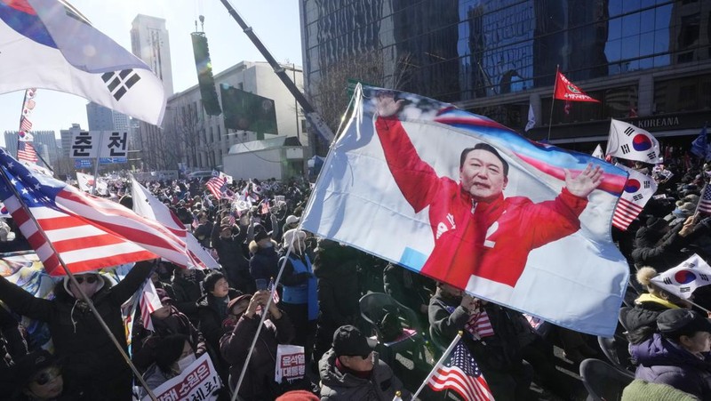 Massa yang tergabung dalam pendukung Presiden Korea Selatan Yoon Suk-yeol melakukan unjuk rasa di Seoul, Korea Selatan, Sabtu (4/1/2025). (AP Photo/Ahn Young-joon)