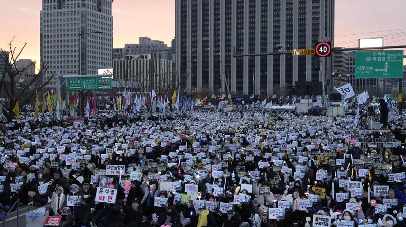 Massa yang tergabung dalam pendukung Presiden Korea Selatan Yoon Suk-yeol melakukan unjuk rasa di Seoul, Korea Selatan, Sabtu (4/1/2025). (AP Photo/Ahn Young-joon)