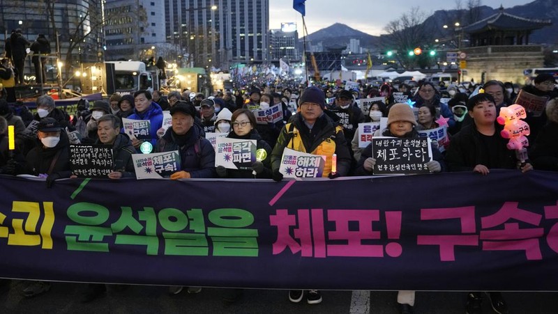 Massa yang tergabung dalam pendukung Presiden Korea Selatan Yoon Suk-yeol melakukan unjuk rasa di Seoul, Korea Selatan, Sabtu (4/1/2025). (AP Photo/Ahn Young-joon)