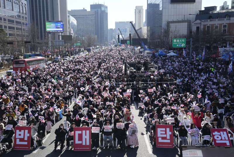 Massa yang tergabung dalam pendukung Presiden Korea Selatan Yoon Suk-yeol melakukan unjuk rasa di Seoul, Korea Selatan, Sabtu (4/1/2025). (AP Photo/Ahn Young-joon)